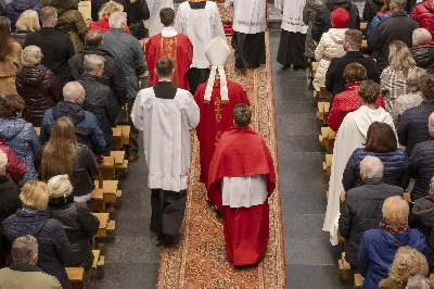 W Wielki Piątek 15.04.2022 r. w Katedrze Rzeszowskiej Liturgii na cześć Męki Pańskiej przewodniczył bp Jan Wątroba.
Mękę naszego Pana Jezusa Chrystusa według świętego Jana śpiewali:
ks. Julian Wybraniec - Jezus
Karol Baraniewicz - Ewangelista
ks. Szczepan Węglowski - Inni
Chór WSD Rzeszów pod dyrekcją ks. dra Andrzeja Widaka
fot. Joanna Prasoł