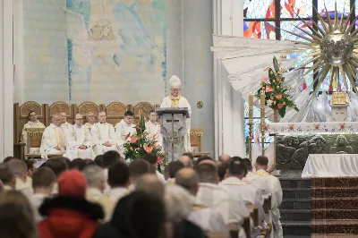 W Wielki Czwartek o godz. 10.00 w naszej Katedrze bp Jan Wątroba przewodniczył Mszy Krzyżma. Jest ona wyrazem jedności i wspólnoty duchowieństwa diecezji. Podczas tej Mszy Świętej biskup poświęcił olej chorych, katechumenów oraz olej krzyżma. Księża koncelebrujący z biskupem Eucharystię odnowili przyrzeczenia kapłańskie.
W koncelebrze wzięli udział bp Kazimierz Górny, bp Edward Białogłowski oraz 204 kapłanów z całej diecezji. W Eucharystii wzięli również udział licznie zebrani ministranci, lektorzy, animatorzy, ceremoniarze, członkowie scholi parafialnych i dziewczęcej służby maryjnej.
Podczas Mszy Świętej zaśpiewał chór Wyższego Seminarium Duchownego pod dyrekcją ks. dra Andrzeja Widaka. Przy organach zasiadł ks. Julian Wybraniec.
Fot. Małgorzata Ryndak