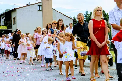 W czwartek w Uroczystość Najświętszego Ciała i Krwi Pańskiej (Boże Ciało) Msza Święta parafialna o godz. 12.00 była sprawowana na osiedlu Drabinianka na placu zieleni między ul. Graniczną i Zieloną. Dziękujemy parafianom za zaangażowanie i pomoc w przygotowaniu ołtarzy: - Ołtarz Mszy Świętej - Spółdzielnia Mieszkaniowa Metalowiec i mieszkańcy ul. Zielonej. - I ołtarz przy kapliczce Matki Bożej Fatimskiej – mieszkańcy bloku ul. Cicha 9. - II ołtarz przy Akademikach – mieszkańcy bloków ul. Cicha 3 i 7. - III ołtarz przed „Energetykiem” mieszkańcy bloku Kwiatkowskiego 5. - IV ołtarz obok bloków ul. Graniczna 4a i 4b – mieszkańcy tychże bloków.  fot. Andrzej Kotowicz