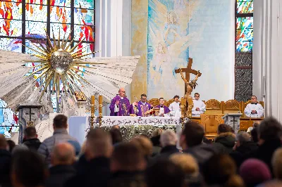 W niedzielę, 18 grudnia 2022 roku, podczas uroczystej Mszy Świętej o godz. 12.00 w Katedrze Rzeszowskiej do grona chórzystów Katedralnego Chóru Chłopięco-Męskiego Pueri Cantores Resovienses dołączyło 20 najmłodszych chłopców.
„Młodziki”, bo tak są nazywani przez starszych kolegów, złożyli przyrzeczenie, że będą godnie reprezentować brać chóralną i śpiewać na chwałę Pana.
Najmłodsi kandydaci na chórzystów zostali wyłonieni podczas rekrutacji prowadzonej przez poprzedniego dyrygenta, Marcina Florczaka, w rzeszowskich szkołach podstawowych jeszcze na wiosnę. Od razu rozpoczęli próby. Intensywnie przez tydzień ćwiczyli swoje głosy razem ze starszymi kolegami podczas corocznego Muzycznego Obozu Szkoleniowo-Wypoczynkowego we Frysztaku, który odbył się początkiem lipca. W wolnych chwilach uczestniczyli w wycieczkach i zajęciach sportowych. Mieli okazję poznać kolegów z chóru i lepiej się poznać.
Obecnie dyrygentkami Katedralnego Chóru Chłopięco-Męskiego Pueri Cantores Resovienses są: Edyta Kotula i Angela Pacuta. 
Po Mszy Świętej Chór wraz z ks. Krzysztofem Gołąbkiem – proboszczem Katedry oraz ks. Julianem Wybrańcem – duszpasterzem Chóru z ramienia biskupa diecezji rzeszowskiej, a także dyrygentkami: Edytą Kotulą i Angelą Pacutą, na stopniach ołtarza Rzeszowskiej Katedry pozował do wspólnego zdjęcia. Następnie chórzyści udali się do sali Jana Pawła II na słodki poczęstunek. 
Za piękne zdjęcia dziękujemy: Fotografia Jola Warchoł