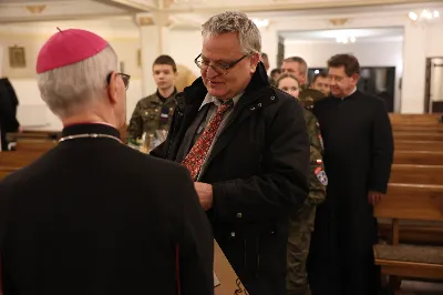 W liturgiczne wspomnienie św. Jana Apostoła (27 grudnia) w katedrze rzeszowskiej celebrowano Eucharystię, której przewodniczył bp Jan Wątroba. Mszę św. koncelebrował abp Edward Nowak, bp Edward Białogłowski, a także ok. 60 kapłanów, którzy wraz z przedstawicielami wspólnot, stowarzyszeń i instytucji modlili się w intencji Biskupa Rzeszowskiego z okazji jego imienin.
Homilię wygłosił ks. Janusz Kosior, proboszcz parafii pw. św. Jadwigi Królowej w Rzeszowie.
Na zakończenie Mszy św. bp Jan Wątroba podziękował za modlitwę i życzenia. 
fot. ks. Jakub Oczkowicz
