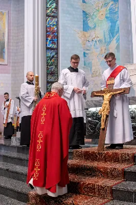 Liturgia Męki Pańskiej rozpoczęła się od procesji wejścia w zupełnej ciszy i gestu prostracji – pokornego padnięcia twarzą do ziemi głównego celebransa – Biskupa Rzeszowskiego Jana Wątroby. Drugim etapem nabożeństwa była Liturgia Słowa. Jej centrum stanowiła Męka Pańska w relacji wg św. Jana – odśpiewana przez ks. Juliana Wybrańca, kl. Dawida Piroga oraz kl. Karola Baraniewicza, z partiami tłumu wykonanymi przez Katedralny Chór Chłopięco-Męski Pueri Cantores Resovienses (tenory i basy), pod dyrekcją ks. dra Andrzeja Widaka we współpracy z Angelą Pacutą i Edytą Kotulą, dyrygentkami chóru.

W homilii bp Jan Wątroba zapraszał do odczytania na nowo sensu krzyża Jezusa i Jego Orędzia.

Trzecią częścią liturgii była adoracja krzyża. W pierwszej kolejności krzyż adorowali poprzez ucałowanie: Ksiądz Biskup, księża z Wyższego Seminarium Duchownego w Rzeszowie, księża katedralni oraz siostry zakonne. Następnie hołd krzyżowi oddali wszyscy wierni, wpatrując się w krzyż trzymany przez ks. Krzysztofa Gołąbka, proboszcza katedry.

Ostatnią częścią liturgii był obrzęd Komunii św. zakończony przeniesieniem Pana Jezusa w monstrancji do tzw. Bożego grobu. W tym roku dekoracja grobu nawiązuje do przeżywanego roku duszpasterskiego pt. „Wierzę w Kościół Chrystusowy”. Projekt autorstwa ks. Pawła Wójcika, wikariusza katedralnego, zachęca do pogłębienia relacji z Jezusem i jak wzywa napis umieszczony na grobie do „zakorzenienia w Kościele Chrystusa”.
fot. Joanna Prasoł 