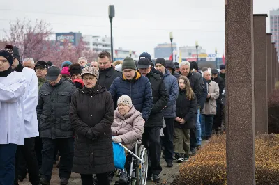 W Wielki Piątek (7 kwietnia) w Parku Papieskim odbyła się Droga Krzyżowa wprowadzająca w przeżywanie Liturgii Męki Pańskiej. Prowadzona była przez wspólnotę Wyższego Seminarium Duchownego w Rzeszowie pod przewodnictwem Biskupa Rzeszowskiego Jana Wątroby. W rozważaniach kolejnych stacji, ks. dr Mateusz Rachwalski, prefekt seminarium, zachęcał do życia zgodnie z nauką wypływającą z krzyża Chrystusowego.
fot. Małgorzata Ryndak