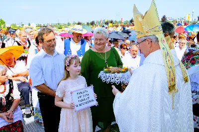 W niedzielę 25.08.2019 r. przy Katedrze Rzeszowskiej odbyły się Dożynki Diecezjalne. Do Parku Papieskiego przyjechało 73 delegacje z wieńcami dożynkowymi. fot. Andrzej Kotowicz