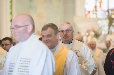 W Wielki Czwartek o godz. 10.00 w naszej Katedrze bp Jan Wątroba przewodniczył Mszy Krzyżma. Jest ona wyrazem jedności i wspólnoty duchowieństwa diecezji. Podczas tej Mszy Świętej biskup poświęcił olej chorych, katechumenów oraz olej krzyżma. Księża koncelebrujący z biskupem Eucharystię odnowili przyrzeczenia kapłańskie.
W koncelebrze wzięli udział bp Kazimierz Górny, bp Edward Białogłowski oraz 179 kapłanów z całej diecezji. W Eucharystii wzięli również udział licznie zebrani ministranci, lektorzy, animatorzy, ceremoniarze, członkowie scholi parafialnych i dziewczęcej służby maryjnej.
fot. Małgorzata Ryndak