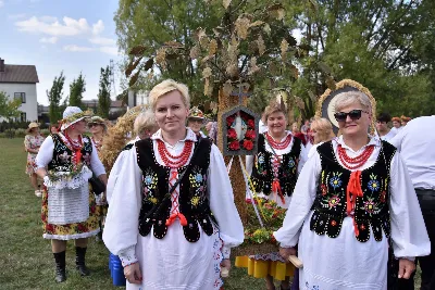 „Wierność ideałom jest gwarantem tego, że nie pogubimy się życiowo, nie skompromitujemy się i w naszym polskim domu będziemy gospodarzami, a nie najemnikami” – mówił podczas Dożynek Diecezjalnych bp Edward Białogłowski. 28 sierpnia 2022 r. do Parku Papieskiego w Rzeszowie przyjechało ponad 60 delegacji z wieńcami.

Do Parku Papieskiego w Rzeszowie przyjechało ponad 60 delegacji z parafii diecezji rzeszowskiej z wieńcami żniwnymi. Tegoroczną obsługę dożynek, w tym przygotowanie liturgii, zapewnili wierni i duszpasterze z Diecezjalnego Sanktuarium św. Józefa w Rzeszowie i dekanatu Rzeszów Północ. Przed Mszą św. odbył się program słowno-muzyczny w wykonaniu Diakonii Muzycznej z parafii św. Józefa w Rzeszowie.

Przed rozpoczęciem Mszy św. ks. Jerzy Uchman, diecezjalny duszpasterz rolników, przywitał przybyłych do Rzeszowa rolników, ogrodników, sadowników i pszczelarzy, wśród nich starostów dożynek: Aleksandrę i Bartłomieja Kędziorów z parafii pw. św. Józefa w Rzeszowie, a także obecnych na Mszy św. parlamentarzystów, władze państwowe i samorządowe, służby mundurowe oraz poczty sztandarowe.

Eucharystii przewodniczył bp Kazimierz Górny. W koncelebrze uczestniczył bp Edward Białogłowski, ks. infułat Wiesław Szurek oraz blisko dwudziestu księży.

Homilię wygłosił bp Edward Białogłowski.

„Dziękujemy Bogu za rolników, którzy mimo różnych trudności i przeciwności, które dotykają polską wieś, trwają przy rodzinnych gospodarstwach. Pochylają się nad rolą, która wydaje chleb i różne rośliny, warzywa, owoce i kwiaty. Dziękujemy wam, gospodynie i gospodarze, starsi i młodzi, za troskę i bezpieczeństwo żywnościowe naszego kraju oraz za zapasy żywnościowe, które są sprzedawane do innych krajów, a także wspomagają naszych sąsiadów borykających się, czy uciekających ze swojego kraju przed wojną do naszej ojczyzny, aby znaleźć tutaj bezpieczny kąt” – mówił bp Edward Białogłowski.

Biskup Białogłowski kierując do zebranych słowa zachęty pytał:

„Czy wasze domu rozbrzmiewają codzienną modlitwą dziękczynną i błagalną? Czy niedziela dla waszych domowników jest dniem świętym, z udziałem we Mszy św., z rodzinnym posiłkiem, z rozmową o waszej rodzinie, o jej troskach i radościach, o gospodarstwie, jego przyszłości i o przyszłości naszej ojczyzny? Zapalajcie ducha młodego pokolenia do życia ideałami: Bóg, honor, ojczyzna (…) Wierność ideałom jest gwarantem tego, że nie pogubimy się życiowo, nie skompromitujemy się i w naszym polskim domu będziemy gospodarzami, a nie najemnikami” – mówił bp Białogłowski.

Po błogosławieństwie poszczególne delegacje zaprezentowały swoje wieńce.

ks. Jakub Nagi
fot. ks. Tomasz Nowak