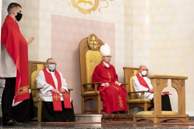 W Wielki Piątek, 2 kwietnia 2021 r., bp Jan Wątroba przewodniczył Liturgii Męki Pańskiej w naszej Katedrze. Znaczna część uczestników nabożeństwa, w związku z przepisami w stanie epidemii, stała na placu przed kościołem.  W ramach Liturgii Słowa wikariusze parafii katedralnej: ks. Marcin Pater i ks. Julian Wybraniec oraz kleryk Krzysztof Lampart zaśpiewali opis Męki Pańskiej wg św. Jana z towarzyszeniem chóru Wyższego Seminarium Duchownego w Rzeszowie pod dyrekcją ks. Andrzeja Widaka. Homilię wygłosił bp Jan Wątroba.  Po homilii odmówiono uroczystą modlitwę wiernych z dodatkowym wezwaniem za udręczonych w okresie epidemii, zatwierdzonym przez Stolicę Apostolską: „Módlmy się za wszystkich udręczonych trwającą epidemią, aby nasz Bóg i Pan przywrócił chorym zdrowie, dał siły tym, którzy się nimi opiekują, pocieszył płaczące rodziny, a zmarłym dał pełnię odkupienia”.  Centralnym wydarzeniem liturgii była adoracja krzyża, który aż do Wigilii Paschalnej jest najważniejszym punktem w kościele. Następnie przyniesiono z ciemnicy Najświętszy Sakrament i odbył się obrzęd Komunii św.  Ostatnią częścią liturgii była procesja do Grobu Pańskiego, który, podobnie jak ciemnica, znajduje się w dolnym kościele katedry. Na specjalnym podwyższeniu z drewnianych skrzynek umieszczono Najświętszy Sakrament w monstrancji okrytej białym przejrzystym welonem – symbolem całunu, w który owinięto ciało zmarłego Chrystusa.  fot. Joanna Prasoł