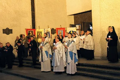 Mszy Świętej przewodniczył i homilię wygłosił ks. Piotr Fortuna - proboszcz parafii Matysówka. Liturgię oraz Różaniec przygotowały ss. Serafitki oraz ss. Felicjanki. fot. Andrzej Kotowicz