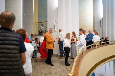 W środę 13 września przeżywaliśmy kolejne w tym roku Nabożeństwo Fatimskie. O godz. 18.40 zostały przedstawione prośby i podziękowania do Matki Bożej Fatimskiej, w intencji których sprawowana była także Msza Święta. Eucharystii przewodniczył i homilię wygłosił ks. Marek Kotwa – wikariusz parafii pw. Św. Michała Archanioła w Rzeszowie. Po Mszy Świętej wyruszyła procesja z figurą Matki Bożej, podczas której modlitwę różańcową prowadzili przedstawiciele parafii pw. Św. Jadwigi Królowej wraz ze swoimi duszpasterzami: ks. Tomaszem Gałuszką oraz ks. Łukaszem Mariuszycem, zaś figurę Matki Bożej nieśli przedstawiciele Bractwa św. Michała Archanioła, Rycerzy Kolumba oraz Związku Strzeleckiego "Strzelec". Modlitwę ubogaciła obecność Orkiestry Dętej pod dyrekcją Tadeusza Cielaka. Nabożeństwo zakończył Apel Jasnogórski. fot. Jola Warchoł