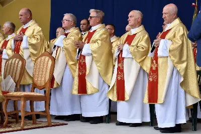 „Wierność ideałom jest gwarantem tego, że nie pogubimy się życiowo, nie skompromitujemy się i w naszym polskim domu będziemy gospodarzami, a nie najemnikami” – mówił podczas Dożynek Diecezjalnych bp Edward Białogłowski. 28 sierpnia 2022 r. do Parku Papieskiego w Rzeszowie przyjechało ponad 60 delegacji z wieńcami.

Do Parku Papieskiego w Rzeszowie przyjechało ponad 60 delegacji z parafii diecezji rzeszowskiej z wieńcami żniwnymi. Tegoroczną obsługę dożynek, w tym przygotowanie liturgii, zapewnili wierni i duszpasterze z Diecezjalnego Sanktuarium św. Józefa w Rzeszowie i dekanatu Rzeszów Północ. Przed Mszą św. odbył się program słowno-muzyczny w wykonaniu Diakonii Muzycznej z parafii św. Józefa w Rzeszowie.

Przed rozpoczęciem Mszy św. ks. Jerzy Uchman, diecezjalny duszpasterz rolników, przywitał przybyłych do Rzeszowa rolników, ogrodników, sadowników i pszczelarzy, wśród nich starostów dożynek: Aleksandrę i Bartłomieja Kędziorów z parafii pw. św. Józefa w Rzeszowie, a także obecnych na Mszy św. parlamentarzystów, władze państwowe i samorządowe, służby mundurowe oraz poczty sztandarowe.

Eucharystii przewodniczył bp Kazimierz Górny. W koncelebrze uczestniczył bp Edward Białogłowski, ks. infułat Wiesław Szurek oraz blisko dwudziestu księży.

Homilię wygłosił bp Edward Białogłowski.

„Dziękujemy Bogu za rolników, którzy mimo różnych trudności i przeciwności, które dotykają polską wieś, trwają przy rodzinnych gospodarstwach. Pochylają się nad rolą, która wydaje chleb i różne rośliny, warzywa, owoce i kwiaty. Dziękujemy wam, gospodynie i gospodarze, starsi i młodzi, za troskę i bezpieczeństwo żywnościowe naszego kraju oraz za zapasy żywnościowe, które są sprzedawane do innych krajów, a także wspomagają naszych sąsiadów borykających się, czy uciekających ze swojego kraju przed wojną do naszej ojczyzny, aby znaleźć tutaj bezpieczny kąt” – mówił bp Edward Białogłowski.

Biskup Białogłowski kierując do zebranych słowa zachęty pytał:

„Czy wasze domu rozbrzmiewają codzienną modlitwą dziękczynną i błagalną? Czy niedziela dla waszych domowników jest dniem świętym, z udziałem we Mszy św., z rodzinnym posiłkiem, z rozmową o waszej rodzinie, o jej troskach i radościach, o gospodarstwie, jego przyszłości i o przyszłości naszej ojczyzny? Zapalajcie ducha młodego pokolenia do życia ideałami: Bóg, honor, ojczyzna (…) Wierność ideałom jest gwarantem tego, że nie pogubimy się życiowo, nie skompromitujemy się i w naszym polskim domu będziemy gospodarzami, a nie najemnikami” – mówił bp Białogłowski.

Po błogosławieństwie poszczególne delegacje zaprezentowały swoje wieńce.

ks. Jakub Nagi
fot. ks. Tomasz Nowak