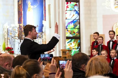 W niedzielę Chrztu Pańskiego w Katedrze Rzeszowskiej wybrzmiały najpiękniejsze polskie kolędy i pastorałki wykonane przez Katedralny Chór Chłopięco-Męski Pueri Cantores Resovienses pod dyrekcją Marcina Florczaka. Chór miał okazję wystąpić kilkukrotnie w Katedrze w czasie liturgicznego okresu Bożego Narodzenia uświetniając swym śpiewem obchodzone uroczystości. Miało to miejsce podczas mszy świętych w niedzielę Świętej Rodziny, w święto św. Jana Apostoła z okazji imienin księdza biskupa Jana Wątroby oraz w uroczystość Objawienia Pańskiego z okazji kolejnej rocznicy przyjęcia sakry biskupiej przez księży biskupów Kazimierza Górnego i Edwarda Białogłowskiego. W ubiegłą niedzielę (9.01) po Mszy Świętej o godz. 12:00 można było znów usłyszeć wiele pięknych, znanych polskich kolęd w wykonaniu chóru, m. in. Bóg się rodzi, Tryumfy Króla Niebieskiego, Przybieżeli do Betlejem czy Cicha noc. Wybrzmiały także mniej znane, ale równie piękne pastorałki: Cicho, cicho pastuszkowie w wykonaniu solisty Eryka Chudzika czy Kołysanka Józefa w wykonaniu solisty Tomasza Nowaka. Solową partią popisał się także Jan Żmuda  w kolędzie Jezus malusieńki. Solistom akompaniował na pianinie chórzysta Maksymilian Rogóż. Chór wykonał także po dwa utwory na głosy męskie (W żłobie leży i Mizerna cicha) oraz na głosy dziecięce (Gore gwiazda i My też pastuszkowie).  Kolędowanie wpisuje się zarówno w kanon liturgii Kościoła katolickiego, jak i w naszą narodową tradycję. Dlatego wszyscy chętnie słuchają tych utworów, jednocześnie włączając się we wspólny śpiew. Także tym razem na zakończenie spotkania Panu Dyrygentowi udało się porwać zgromadzonych wiernych do wspólnego wykonania kolędy Wśród nocnej ciszy. Działalność Katedralnego Chóru Chłopięco-Męskiego Pueri Cantores Resovienses można wesprzeć przekazując 1% podatku na OPP Katolickie Towarzystwo Śpiewacze KRS 0000050601 lub wpłacając darowiznę na cele statutowe na konto bankowe podane na stronie resovienses.org. Beata Świerad fot. Joanna Prasoł