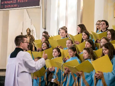 W V Niedzielę Wielkiego Postu, podczas Mszy Świętej o godz. 12:00, ks. Krzysztof Gołąbek – proboszcz naszej Katedry, przyjął do grona Liturgicznej Służby Ołtarza siedmiu nowych ministrantów. Po odpowiednim przygotowaniu, pod czujnym okiem ks. Pawła Wójcika oraz animatorów Adama i Miłosza, chłopcy otrzymali stopień ministranta choralisty – po raz pierwszy założyli kołnierzyki i otrzymali legitymacje ministranckie. To wyjątkowy moment i ogromna radość dla naszej wspólnoty! Podczas Mszy Świętej zaśpiewała Dziewczęca Schola Katedralna. Serdecznie gratulujemy chłopcom odwagi oraz życzymy wytrwałości w tej pięknej służbie przy Ołtarzu Pana Jezusa. Jeśli chcesz dołączyć do grona ministrantów – serdecznie zapraszamy! Zainteresowanych prosimy o kontakt z ks. Pawłem Wójcikiem.
fot. Antoni Ważny