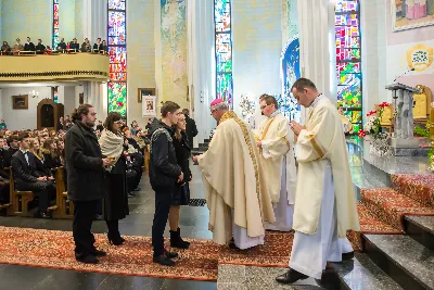 Uroczystość Chrystusa Króla to także święto Akcji Katolickiej i KSM-u. Centralnej uroczystości w Katedrze przewodniczył biskup diecezjalny Jan Wątroba. Eucharystię koncelebrowało 25 księży, wśród nich ks. Stanisław Potera – asystent diecezjalny AK i ks. Tomasz Ryczek – asystent diecezjalny KSM. Po wyznaniu wiary 88 młodych osób złożyło przyrzeczenie Katolickiego Stowarzyszenia Młodzieży. Obrzęd przyrzeczenia prowadził Paweł Grodzki – prezes KSM Diecezji Rzeszowskiej. Ceremonia zakończyła się odśpiewaniem hymnu KSM i zawołaniem: „Przez cnotę, naukę i pracę, służyć Bogu i Ojczyźnie, Gotów!”

Po Komunii św. bp Jan Wątroba, razem z ks. Stanisławem Poterą, wręczył nominacje 20 nowym prezesom oddziałów parafialnych Akcji Katolickiej. Krótkie przemówienia wypowiedzieli kolejno: Jeremi Kalkowski – prezes Zarządu Diecezjalnego Instytutu AK i Paweł Grodzki.

Po Komunii św. wszyscy zebrani uklękli przed Najświętszym Sakramentem. Biskup Ordynariusz odczytał Jubileuszowy Akt Przyjęcia Jezusa Chrystusa za Króla i Pana.

Po Mszy św. bp Jan Wątroba wręczył odznaki i legitymacje nowym członkom KSM.

fot. Fotografiarzeszow