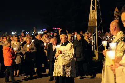 Mszy Świętej przewodniczył i homilię wygłosił ks. Piotr Fortuna - proboszcz parafii Matysówka. Liturgię oraz Różaniec przygotowały ss. Serafitki oraz ss. Felicjanki. fot. Andrzej Kotowicz