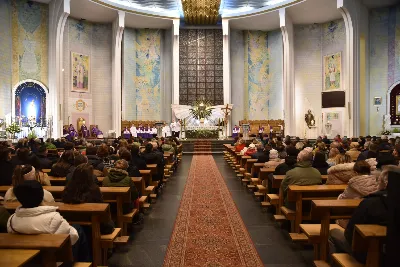Mszy św. w Środę Popielcową na rozpoczęcie Wielkiego Postu w katedrze rzeszowskiej przewodniczył bp Jan Wątroba. Eucharystię koncelebrowali: ks. Łukasz Cyrnek, ks. Krzysztof Golas, ks. Krzysztof Gołąbek, ks. Sławomir Jeziorski, ks. Dominik Kiełb, ks. Jakub Nagi i ks. Nikodem Rybczyk.
Homilię wygłosił ks. Julian Wybraniec, wikariusz parafii katedralnej. Kaznodzieja w rozważaniu mówił o symbolice popiołu, którym w Środę Popielcową posypuje się głowy uczestników liturgii.
Po homilii odbył się obrzęd wybrania i wpisania imion do księgi katechumenów dwóch kobiet, które, jako dorosłe, przygotowują się do przyjęcia sakramentów inicjacji chrześcijańskiej.
Następnie odbył się obrzęd posypania popiołem.
Podczas Mszy św. posługę muzyczną pełniła Katedralna Schola Liturgiczna. Eucharystia była transmitowana przez Katolickie Radio VIA.
fot. ks. Jakub Oczkowicz