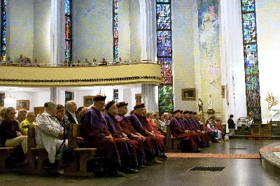 W piątek 13 września przeżywaliśmy uroczyste Nabożeństwo Fatimskie. Mszy Świętej przewodniczył ks. Jacek Pasela. Kazanie wygłosił ks. Michał Domasik. O godz. 18.40 zostały przedstawione prośby i podziękowania do Matki Bożej Fatimskiej, w intencji których sprawowana była także Msza Święta. Śpiewał chór z parafii pw. Św. Jadwigi Królowej pod dyrekcją Marcina Kaławaja. Po Mszy Świętej wyruszyła procesja z figurą Matki Bożej i relikwiami świętych Dzieci Fatimskich. Nabożeństwo zakończył Apel Jasnogórski. Dziękujemy parafii pw. Św. Jadwigi Królowej za przygotowanie liturgii oraz parafii pw. Michała Archanioła za prowadzenie modlitwy różańcowej. fot. Joanna Prasoł 