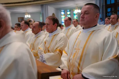 W Wielki Czwartek o godz. 10.00 w naszej Katedrze bp Jan Wątroba przewodniczył Mszy Krzyżma. Jest ona wyrazem jedności i wspólnoty duchowieństwa diecezji. Podczas tej Mszy Świętej biskup poświęcił olej chorych, katechumenów oraz olej krzyżma. Księża koncelebrujący z biskupem Eucharystię odnowili przyrzeczenia kapłańskie. W koncelebrze wzięli udział bp Kazimierz Górny, bp Edward Białogłowski oraz ponad 200 kapłanów z całej diecezji. W Eucharystii wzięli również udział licznie zebrani ministranci, lektorzy, animatorzy, ceremoniarze, członkowie scholi parafialnych i dziewczęcej służby maryjnej. Podczas Mszy Świętej zaśpiewał chór męski pod dyrekcją ks. Andrzeja Widaka. Przy organach zasiadł ks. Julian Wybraniec. fot. Piotr Szorc