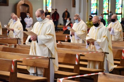 1 kwietnia 2021 r., w Wielki Czwartek, w naszej Katedrze została odprawiona Msza Krzyżma. Eucharystii przewodniczył bp Jan Wątroba. W koncelebrze uczestniczył bp Kazimierz Górny, bp Edward Białogłowski oraz 50 księży – z powodu ograniczeń związanych ze stanem epidemii byli to tylko przedstawiciele duchowieństwa diecezji rzeszowskiej. Do katedry nie przyjechała Liturgiczna Służba Ołtarza i schole. Po Komunii św. bp Jan Wątroba poświęcił olej krzyżma, który jest używany m.in. podczas udzielania sakramentu chrztu, bierzmowania i święceń kapłańskich. Wcześniej biskup pobłogosławił olej chorych i olej katechumenów.  Przed błogosławieństwem ks. Waldemar Dopart, proboszcz parafii św. Józefa na osiedlu Staromieście w Rzeszowie, w imieniu wszystkich kapłanów złożył biskupom świąteczne życzenia.  Na zakończenie Mszy Świętej Biskup Rzeszowski ogłosił nominację ks. Pawła Synosia, delegata biskupa ds. formacji stałej kapłanów na wikariusza biskupiego ds. formacji stałej kapłanów diecezji rzeszowskiej.  fot. ks. Tomasz Nowak