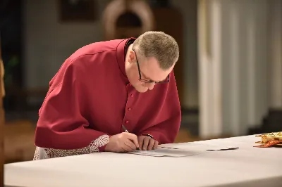 W Katedrze Rzeszowskiej podczas I Nieszporów Uroczystości św. Józefa Oblubieńca NMP odbył się obrzęd instalacji nowych kanoników Kapituły Katedralnej w Rzeszowie. Liturgii Nieszporów przewodniczył ks. Krzysztof Gołąbek, proboszcz Katedry i prepozyt Kapituły Katedralnej, który wygłosił również homilię. Uroczystości rozpoczęły się od odczytania przez ks. Gołąbka dekretu bp. Jana Wątroby o włączeniu nowych członków do grona Kapituły. Następnie nowi kanonicy złożyli wyznanie wiary oraz przysięgę wierności przy obejmowaniu urzędu wykonywanego w imieniu Kościoła.

Do grona kanoników katedralnych dołączyli: ks. dr Paweł Synoś – Wikariusz Biskupi do spraw duchowieństwa diecezjalnego, ks. Prałat dr Piotr Tarnawski – Sekretariat Stanu Stolicy Apostolskiej, ks. dr Marek Story – Dykasteria Nauki Wiary w Watykanie, ks. dr Stanisław Kamiński – Wikariusz Biskupi do spraw życia konsekrowanego, proboszcz Parafii św. Józefa w Głogowie Małopolskim, ks. kanonik Stanisław Jamiński – proboszcz Parafii NNMP w Rzeszowie – Staroniwa, ks. kanonik Tadeusz Pindara – proboszcz Parafii Matki Bożej Częstochowskiej w Rzeszowie, ks. dr Przemysław Drąg – proboszcz Parafii pw. Trójcy Przenajświętszej w Głogowie Małopolskim.

W diecezji rzeszowskiej istnieje kapituła katedralna i cztery kapituły kolegiackie: biecka, jasielska, kolbuszowska i strzyżowska. Historycznie kanonicy byli księżmi stanowiącymi grupę skupioną wokół biskupa miejsca, których zadaniem było pomaganie mu w zarządzaniu lokalnym Kościołem. Obowiązani byli określoną regułą, czyli kanonem praw, stąd właśnie pochodzi nazwa kanonik.

Poszczególne kapituły mają swoje charakterystyczne stroje, którymi wyróżniają się od pozostałych duchownych. Strojem kanoników kapitulnych jest sutanna z obszywkami i guzikami koloru fioletowego, pas fioletowy, następnie rokieta, mucet (fioletowa pelerynka) lub mantolet oraz łańcuch z dystynktorium. Fot. ks. Jakub Oczkowicz