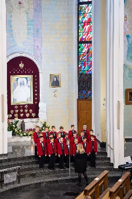 W niedzielę, 18 grudnia 2022 roku, podczas uroczystej Mszy Świętej o godz. 12.00 w Katedrze Rzeszowskiej do grona chórzystów Katedralnego Chóru Chłopięco-Męskiego Pueri Cantores Resovienses dołączyło 20 najmłodszych chłopców.
„Młodziki”, bo tak są nazywani przez starszych kolegów, złożyli przyrzeczenie, że będą godnie reprezentować brać chóralną i śpiewać na chwałę Pana.
Najmłodsi kandydaci na chórzystów zostali wyłonieni podczas rekrutacji prowadzonej przez poprzedniego dyrygenta, Marcina Florczaka, w rzeszowskich szkołach podstawowych jeszcze na wiosnę. Od razu rozpoczęli próby. Intensywnie przez tydzień ćwiczyli swoje głosy razem ze starszymi kolegami podczas corocznego Muzycznego Obozu Szkoleniowo-Wypoczynkowego we Frysztaku, który odbył się początkiem lipca. W wolnych chwilach uczestniczyli w wycieczkach i zajęciach sportowych. Mieli okazję poznać kolegów z chóru i lepiej się poznać.
Obecnie dyrygentkami Katedralnego Chóru Chłopięco-Męskiego Pueri Cantores Resovienses są: Edyta Kotula i Angela Pacuta. 
Po Mszy Świętej Chór wraz z ks. Krzysztofem Gołąbkiem – proboszczem Katedry oraz ks. Julianem Wybrańcem – duszpasterzem Chóru z ramienia biskupa diecezji rzeszowskiej, a także dyrygentkami: Edytą Kotulą i Angelą Pacutą, na stopniach ołtarza Rzeszowskiej Katedry pozował do wspólnego zdjęcia. Następnie chórzyści udali się do sali Jana Pawła II na słodki poczęstunek. 
Za piękne zdjęcia dziękujemy: Fotografia Jola Warchoł