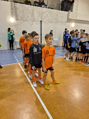 W sobotę 7 grudnia 2024 r. w Instytucie Teologiczno-Pastoralnym w Rzeszowie odbył się dekanalny turniej piłki nożnej o puchar Dziekana Dekanatu Rzeszów-Katedra. Zawody odbyły się w trzech kategoriach wiekowych i uczestniczyło w nich 12 drużyn. 
Turniej rozpoczął się modlitwą. Po uroczystym otwarciu zawodów, ministranci i lektorzy z poszczególnych kategorii wiekowych przystąpili do rywalizacji o puchar Księdza Dziekana Dekanatu Rzeszów-Katedra pod czujnym okiem sędziego Krzysztofa Kawy.
W kategorii „ministrantów” zgłosili się przedstawiciele parafii: św. Michała Archanioła, Najświętszego Serca Pana Jezusa, Wniebowzięcia NMP oraz MB Królowej Polski. Pierwsze miejsce i możliwość wzięcia udziału w rozgrywkach diecezjalnych uzyskali ministranci z Parafii Katedralnej. W tym miejscu chcemy podziękować Panu Tomaszowi Niziołowi, który od września bezpłatnie prowadzi treningi z chętnymi ministrantami naszej parafii. Efekty są widoczne.
W kategorii „lektorów młodszych”. Zgłosiły się drużyny z parafii: Opatrzności Bożej, Wniebowzięcia NMP, MB Królowej Polski oraz Katedry. Zwycięzcą z możliwością wzięcia udziału w dalszym etapie eliminacji do Mistrzostw Polski zostali lektorzy z Parafii Opatrzności Bożej. Do rozgrywek w najstarszej grupie wiekowej zgłosiły się drużyny z parafii: Wniebowzięcia NMP, św. Michała Archanioła i Katedry. Pierwsze miejsce zajęła Parafia św. św. Michała Archanioła w Rzeszowie i to oni będą reprezentować dekanat w turnieju na szczeblu diecezjalnym.

Katedralni ministranci i lektorzy zdobyli: 
Ministranci – ZŁOTO 
Lektorzy młodsi – BRĄZ 
Lektorzy starsi – SREBRO 

Na zakończenie turnieju ks. Dziekan Krzysztof Gołąbek i ks. Paweł Wójcik – dekanalny duszpasterz LSO pogratulowali wszystkim zawodnikom, rodzicom i opiekunom, a zwycięzcom w poszczególnych kategoriach wiekowych wręczyli pamiątkowe medale i upominki. Każda drużyna otrzymała puchar i dyplom za udział w turnieju. 
Gratulujemy!