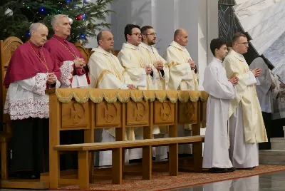 „Jesteśmy tutaj po to, aby spłacać dług wdzięczności wobec Pana Boga za żywą mowę, jaką kieruje do nas za pośrednictwem św. Józefa Sebastiana Pelczara” – mówił ks. Wiesław Szurek podczas Mszy św. w katedrze rzeszowskiej 19 stycznia 2019 r. z okazji uroczystości św. Józefa Sebastiana Pelczara, głównego patrona diecezji rzeszowskiej. Uczestnicy Mszy św. modlili się również za Pawła Adamowicza, zmarłego tragicznie prezydenta Gdańska, w dniu jego pogrzebu.  Mszy św. przewodniczył bp Edward Białogłowski. W koncelebrze uczestniczyli infułaci: ks. Stanisław Mac i ks. Wiesław Szurek oraz dwunastu duchownych. Ponadto podczas Eucharystii modlili się kapłani z Kapituły Katedralnej w Rzeszowie i jeden kanonik Kapituły Kolegiackiej w Kolbuszowej. Wśród świeckich zgromadzonych w katedrze były siostry ze Zgromadzenia Służebnic Najświętszego Serca Jezusowego, które założył św. Józef Sebastian Pelczar oraz władze Rzeszowa na czele z prezydentem Tadeuszem Ferencem.  Homilię wygłosił ks. Wiesław Szurek. „Jesteśmy tutaj po to, aby spłacać dług wdzięczności wobec Pana Boga za żywą mowę jaką kieruje do nas za pośrednictwem św. Józefa Sebastiana Pelczara” – mówił kaznodzieja. Z słów i działań św. Józefa Sebastiana Pelczara ks. Szurek przywołał między innymi te, które odnosiły się do Ojczyzny. „Jak mówią świadkowie życia bp. Pelczara, lubił często mówić, że zaraz po Bogu miłuje Ojczyznę, matkę, która rodzi i wychowuje” – mówił duchowny.  Kaznodzieja przypomniał historię „Świecy niepodległości” przekazanej kardynałom z Polski przez papieża Piusa IX w 1867 roku. „Ksiądz Pelczar, jako rzymski student mieszkający w Kolegium Polskim w Rzymie, był świadkiem jak przyjaciel Polaków, papież Pius IX, podarował kardynałom świecę z życzeniem, aby przywieźli ją do Warszawy dopiero wówczas, gdy Polska będzie wolna. I tak się stało. W 1920 r. bp Józef Sebastian Pelczar, wtedy jako senior Episkopatu Polski, został poproszony do Warszawy, aby dwa lata po odzyskaniu niepodległości, rozpalić płomień tej świecy” – mówił ks. Szurek.  Zwracając uwagę na aktywność bp. Pelczara, kaznodzieja podkreślił, że jego szeroko zakrojone działania miały solidny fundament w głębokiej duchowości. „Wielokierunkowa działalność bp. Pelczara nie była czczym aktywizmem, ale wyrastała z głębokiego życia wewnętrznego. (…) Jako człowiek, chrześcijanin, Polak, pasterz propagował życie duchowe głębokie i dawał jego przykład. Porównywał to życie do budowy domu, którego projektodawcą i budowniczym jest Jezus Chrystus, a człowiek wolnym i rozumnym współpracownikiem. Tworzywem i narzędziem jest łaska Boża poprzez modlitwę i znaki sakramentalnej bliskości z Eucharystią na czele. Taka budowa nie może się obyć bez solidnego oczyszczenia, bez powstania ze wszelkich przywar słabości i grzechów” – podkreślił infułat.  Na zakończenie Mszy św. bp Edward Białogłowski powiedział o kronice archidiecezji przemyskiej, w której są opisane wizytacje parafialne przeprowadzone przez bp. Pelczara. „Biskup podczas wizytacji, jeśli w parafii była synagoga i cerkiew, zawsze chciał się spotkać z miejscowym rabinem i proboszczem parafii greckokatolickiej. Choć nie odprawiali razem nabożeństwa, bp Pelczarowi bardzo zależało na tych spotkaniach, gdyż mówił, że tam gdzie w sercu ludzi jest Bóg i Jego miłość, można być spokojnym o teraźniejszość i przyszłość. Jeśli miłość zostaje wypędzona, człowiek staje się straszny. Strzeżmy miłości w naszych sercach” – zachęcił biskup.  Podczas Mszy św. śpiewał chór katedralny „Pueri Cantores Resovienses”.  Przed Mszą św. członkowie Kapituły Katedralnej uczestniczyli w nieszporach, którym przewodniczył ks. Marcin Pater, wikariusz parafii katedralnej. Hymny, antyfony i psalmy podczas nabożeństwa wykonał chór Wyższego Seminarium Duchownego w Rzeszowie.  fot. ks. Tomasz Nowak