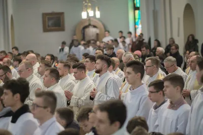 W Wielki Czwartek o godz. 10.00 w naszej Katedrze bp Jan Wątroba przewodniczył Mszy Krzyżma. Jest ona wyrazem jedności i wspólnoty duchowieństwa diecezji. Podczas tej Mszy Świętej biskup poświęcił olej chorych, katechumenów oraz olej krzyżma. Księża koncelebrujący z biskupem Eucharystię odnowili przyrzeczenia kapłańskie.
W koncelebrze wzięli udział bp Kazimierz Górny, bp Edward Białogłowski oraz 204 kapłanów z całej diecezji. W Eucharystii wzięli również udział licznie zebrani ministranci, lektorzy, animatorzy, ceremoniarze, członkowie scholi parafialnych i dziewczęcej służby maryjnej.
Podczas Mszy Świętej zaśpiewał chór Wyższego Seminarium Duchownego pod dyrekcją ks. dra Andrzeja Widaka. Przy organach zasiadł ks. Julian Wybraniec.
Fot. Małgorzata Ryndak