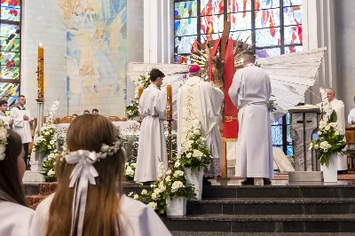 13 maja 1917 r. Matka Boża po raz pierwszy objawiła się w Fatimie trojgu dzieciom: Łucji, Hiacyncie i Franciszkowi, pozostawiając wezwanie do czynienia pokuty i porzucenia grzechu. W odpowiedzi na ten apel, w 105. rocznicę tego wydarzenia wierni licznie zgromadzili się w Katedrze Rzeszowskiej na wspólnej modlitwie do Pani Fatimskiej, prosząc o pokój na świecie, nawrócenie grzeszników i o łaskę stawania się wiernymi uczniami Chrystusa. Pierwsze w tym roku Nabożeństwo Fatimskie rozpoczęło się o godz. 18.30 odśpiewaniem Litanii Loretańskiej oraz przedstawieniem próśb i podziękowań do Matki Bożej Fatimskiej. O godz. 19.00 miała miejsce uroczysta Msza Święta, której przewodniczył bp Stanisław Jamrozek – biskup pomocniczy archidiecezji przemyskiej. Skierował on do zgromadzonych słowo Boże, podkreślając znaczenie wiary w codziennym życiu. Przytoczył słowa papieża Benedykta XVI, który mówił, że „wierzyć to znaczy uznać za prawdę to, czego do końca nie ogarnie nasz umysł. Trzeba przyjąć to, co Bóg nam objawia o sobie, o nas samych i otaczającej nas rzeczywistości, także tej niewidzialnej”. Biskup Stanisław przypomniał wciąż aktualne orędzie Maryi do pokuty, nawrócenia i modlitwy różańcowej. Zwrócił się również do dzieci pierwszokomunijnych, przeżywających swój Biały Tydzień, zachęcając je do modlitwy w ich dziecięcej prostocie i szczerości. Mszę Świętą koncelebrowali ks. Krzysztof Gołąbek – proboszcz parafii katedralnej, ks. Jerzy Buczek – dyrektor Domu Księży Seniorów w Rzeszowie oraz ks. Jakub Nagi – wicedyrektor Radia Via. Ze względu na złe warunki atmosferyczne, w trosce o bezpieczeństwo wiernych, zrezygnowano z procesji z figurą Matki Bożej i relikwiami dzieci fatimskich, która tradycyjnie odbywa się na placu przed Katedrą. Wierni składali swoje intencje przy figurze Matki Bożej Fatimskiej w modlitwie różańcowej, którą poprowadzili ks. Szczepan Węglowski z młodzieżą. Włączyli się w nią także kapłani z dekanatu. Wieczór poświęcony Matce Bożej Fatimskiej zakończyło wspólne odśpiewanie Apelu Jasnogórskiego, po którym jeszcze przez godzinę trwała adoracja Najświętszego Sakramentu. W posługę muzyczną podczas Eucharystii włączyli się Katedralny Chór Chłopięco-Męski Pueri Cantores Resovienses pod dyrekcją Marcina Florczaka oraz orkiestra dęta prowadzona przez Tadeusza Cielaka. Kolejne Nabożeństwa Fatimskie odbędą się w każdy 13. dzień miesiąca do października. Angelika Karnasiewicz fot. Joanna Prasoł