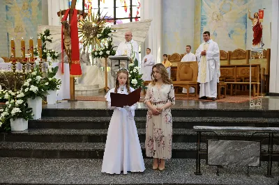 Maj to dla wielu najpiękniejszy miesiąc w roku. W liturgii Kościoła szczególnie wtedy czcimy Maryję oraz radujemy się ze Zmartwychwstania Pańskiego. W niedzielę 8 maja w naszej Katedrze dzieci z klas III doświadczyły równie wielkiej radości po raz pierwszy w pełni uczestnicząc we Mszy Świętej. To niezwykłe spotkanie z Chrystusem w Komunii Świętej zostało poprzedzone przygotowaniem poprzez katechezy w szkole i spotkania w parafii, a także spowiedzią. Poprzez niedzielne Eucharystie o godz. 12.00 i 13.30 celebrowane przez ks. Krzysztofa Gołąbka, proboszcza naszej Katedry, 88 dzieci rozpoczęło wielką przygodę z Jezusem ukrytym w Najświętszym Sakramencie. Towarzyszyli im rodzice, którzy wraz ze swoimi dziećmi przygotowywali się do tego wydarzenia, a także najbliższa rodzina. Posługę w liturgii Mszy Świętej pełniły dzieci pierwszokomunijne oraz ich rodzice.
Wielka radość serc dzieci komunijnych promieniowała na wszystkich uczestników Mszy Świętej i przypominała zebranym na liturgii, że spotkanie z Jezusem Eucharystycznym to przywilej i wielkie szczęście. Czas tej wielkiej radości został przedłużony przez „Biały Tydzień”, w którym dzieci uczestniczyły w wieczornej Eucharystii, przyjmując Jezusa do swoich serc. 

Wszystkim dzieciom, które w tym roku przeżywały swoją Pierwszą Komunię Świętą, życzymy, aby nie gasł w nich zapał do poznawania Jezusa i Jego nauki, a radość, jaka towarzyszyła tym dniom, była nieodłączną towarzyszką ich spotkań z Jezusem w Eucharystii. A s. Julicie i ks. Julianowi dziękujemy za serce włożone w przygotowanie dzieci do tego wielkiego wydarzenia.

fot. Paweł Styka