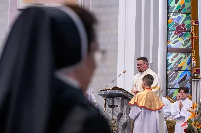 O świcie w Niedzielę Zmartwychwstania została odprawiona uroczysta Mszy św. w rzeszowskiej katedrze. Eucharystię poprzedziła procesja rezurekcyjna z Najświętszym Sakramentem. W oprawie muzycznej celebracji wziął udział katedralny chór chłopięco-męski Pueri Cantores Resovienses oraz katedralna orkiestra dęta.
Dnia 31 marca 2024 r. o godz. 6 w rzeszowskiej katedrze na rozpoczęcie procesji rezurekcyjnej rozbrzmiało zawołanie: „Chrystus zmartwychwstał, prawdziwie zmartwychwstał”. Wyrazem radości paschalnej była procesja z Najświętszym Sakramentem dokoła katedry z udziałem licznie zgromadzonych wiernych, straży grobowej i orkiestry dętej.
Po zakończonej procesji, została odprawiona uroczysta Eucharystia pod przewodnictwem ks. Krzysztofa Gołąbka, prepozyta rzeszowskiej kapituły katedralnej i proboszcza miejscowej wspólnoty parafialnej. Homilię wygłosił ks. Michał Rurak, penitencjarz kapituły, który zachęcał do zgłębiania tajemnicy zmartwychwstania.

„Zmartwychwstania jest czymś jedynym i wyjątkowym w swoim rodzaju. Łatwo napisać i powiedzieć czym zmartwychwstanie nie jest. Ale napisać i powiedzieć czym zmartwychwstanie jest, to zadanie na całe życie, i to nie tylko dla teologa czy księdza. To zadanie dla każdego z nas. Najważniejsze zadanie w życiu, bo ono zdecyduje co z nami będzie” – mówił kaznodzieja.
Ks. Rurak ukazał konsekwencje zmartwychwstania Chrystusa dla każdego wierzącego w kontekście całej historii Boga i człowieka. Mówił: „Zmartwychwstanie nie dotyczy tylko przyszłości, czasu po śmierci. Ono ma także znaczenie dla naszej doczesności. Bo skoro życie ma prowadzić do Zmartwychwstania, to znaczy, że ma wartość samo w sobie, że trzeba je szanować i jak najlepiej przeżyć.”
Na zakończenie Eucharystii transmitowanej przez katolickie Radio „VIA”, katedralny chór chłopięco-męski Pueri Cantores Resovienses pod dyrekcją Aleksandry Fiołek-Matuszewskiej wykonał uroczyste „Alleluja” z oratorium G.F. Haendla. Po zakończonej Mszy św. rezurekcyjnej katedralna orkiestra dęta pod batutą Tadeusza Cielaka odegrała radosne utwory wielkanocne. fot. Joanna Prasoł