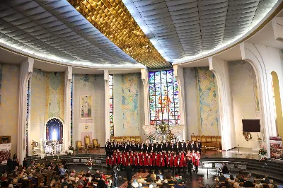 W niedzielę 10 października 2021 roku w Katedrze Rzeszowskiej miało miejsce niecodzienne wydarzenie. Dzięki gościnności Proboszcza Parafii Katedralnej księdza Krzysztofa Gołąbka działający przy Katedrze Chór Chłopięco-Męski Pueri Cantores Resovienses obchodził Jubileusz 36-lecia działalności.  Dyrygentem blisko 100-osobowego zespołu od 11 lat jest Marcin Florczak. Na koncert złożyło się wiele utworów wykonanych przez chór, m.in. Alleluja Gordona Young’a czy Da pacem, Domine Dominika Lasoty. Jako soliści wystąpili: znany rzeszowski tenor Jacek Ścibor; wychowanek chóru, baryton Jakub J. Kołodziej, a także aktualni członkowie chóru: Bartosz Czarnecki, Marceli Kyc i Tomasz Nowak. Akompaniowali na fortepianie: Marcin Kasprzyk, Maksymilian Rogóż  i Marceli Kyc. Koncert prowadził Bartosz Rułka, który również przez krótki czas był związany z chórem.  Na zakończenie koncertu rodzice chórzystów, a także inne osoby aktywnie działające na rzecz chóru, otrzymali pamiątkowe statuetki. Uroczystości rocznicowe były zaplanowane na 2020 rok, jednakże z powodu pandemii odbyły dopiero teraz.  Czas ten wykorzystał zespół redakcyjny, któremu przewodniczył Prezes Katolickiego Towarzystwa Śpiewaczego i zarazem aktywny członek chóru Stanisław Żyracki, na przygotowanie albumu opisującego wydarzenia i dokonania Chóru w latach 2015-2020.  Ta ponad 250-stronicowa książka, ilustrowana wieloma zdjęciami z koncertów, uroczystości, prób, obozów i innych wyjazdów chóru, stanowi wspaniałą pamiątkę dla chórzystów i sympatyków zespołu. Tekst: Beata Świerad, fot. Piotr Reszko, Wojciech Król