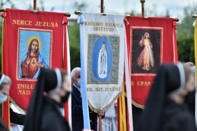 W czwartek 13 maja przeżywaliśmy uroczyste Nabożeństwo Fatimskie. Naszym modlitwom przewodniczył ks. dr Sławomir Jeziorski, prefekt i wykładowca Wyższego Seminarium Duchownego w Rzeszowie. O godz. 18.45 zostały przedstawione prośby i podziękowania do Matki Bożej Fatimskiej, w intencji których sprawowana była także Msza Święta. W koncelebrze uczestniczył ks. Piotr Tarnawski, radca Nuncjatury Apostolskiej w Moskwie, ks. Jan Młynarczyk, emerytowany proboszcz parafii Matki Bożej Królowej Polski i św. Jana Kantego w Sandomierzu i ks. Krzysztof Gołąbek, proboszcz parafii katedralnej i kustosz sanktuarium. Po Mszy Świętej wyruszyła procesja z figurą Matki Bożej. Nabożeństwo zakończył Apel Jasnogórski. fot. Małgorzata Ryndak