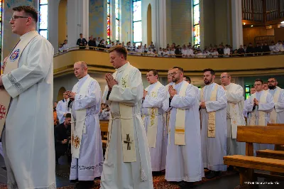 W Wielki Czwartek o godz. 10.00 w naszej Katedrze bp Jan Wątroba przewodniczył Mszy Krzyżma. Jest ona wyrazem jedności i wspólnoty duchowieństwa diecezji. Podczas tej Mszy Świętej biskup poświęcił olej chorych, katechumenów oraz olej krzyżma. Księża koncelebrujący z biskupem Eucharystię odnowili przyrzeczenia kapłańskie. W koncelebrze wzięli udział bp Kazimierz Górny, bp Edward Białogłowski oraz ponad 200 kapłanów z całej diecezji. W Eucharystii wzięli również udział licznie zebrani ministranci, lektorzy, animatorzy, ceremoniarze, członkowie scholi parafialnych i dziewczęcej służby maryjnej. Podczas Mszy Świętej zaśpiewał chór męski pod dyrekcją ks. Andrzeja Widaka. Przy organach zasiadł ks. Julian Wybraniec. fot. Piotr Szorc