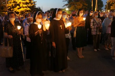 W czwartek 13 sierpnia przeżywaliśmy uroczyste Nabożeństwo Fatimskie. Naszym modlitwom przewodniczył ks. Wojciech Rybka SVD, misjonarz werbista, posługujący na Tajwanie. O godz. 18.40 zostały przedstawione prośby i podziękowania do Matki Bożej Fatimskiej, w intencji których sprawowana była także Msza Święta. Po Mszy Świętej wyruszyła procesja z figurą Matki Bożej. Nabożeństwo zakończył Apel Jasnogórski. fot. Rafał Waszczak