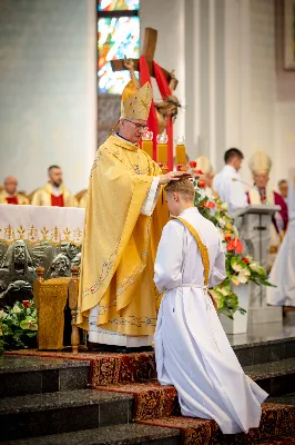 „Na swoje życie i swoje kapłaństwo trzeba popatrzeć w świetle Bożej miłości. Inaczej go nie pojmiemy ani my, ani ci, którzy będą na nas patrzeć” – mówił bp Jan Wątroba podczas Mszy św. z udzieleniem święceń prezbiteratu. 4 czerwca 2022 r. w kościele katedralnym jedenastu diakonów diecezji rzeszowskiej przyjęło sakrament kapłaństwa.
Do grona neoprezbiterów diecezji rzeszowskiej należą: ks. Sebastian Bełz z parafii w Nienadówce, ks. Krzysztof Lampart z parafii w Rudnej Wielkiej, ks. Mateusz Łachmanek z parafii w Lipinkach, ks. Karol Migut z parafii w Jasionce, ks. Marcin Murawski z parafii katedralnej w Rzeszowie, ks. Adrian Pazdan z parafii w Zagorzycach, ks. Tomasz Sienicki z parafii w Bieździedzy, ks. Dominik Świeboda z parafii w Palikówce, ks. Piotr Wąsacz z parafii bł. Władysława Findysza w Rzeszowie, ks. Mateusz Wojtuń z parafii w Święcanach oraz ks. Wiktor Zoła z parafii w Cieklinie.
Mszy św. przewodniczył i święceń udzielił bp Jan Wątroba. Eucharystię koncelebrowało około osiemdziesięciu księży, m.in: przełożeni Wyższego Seminarium Duchownego w Rzeszowie oraz proboszczowie i wikariusze z parafii rodzinnych neoprezbiterów. W Mszy św. uczestniczył abp Edward Nowak, bp Kazimierz Górny i bp Edward Białogłowski.
Zebranych w kościele katedralnym powitał ks. Krzysztof Gołąbek, proboszcz parafii.
W homilii bp Jan Wątroba nawiązał do słów z Ewangelii według św. Jana w których Chrystus tłumaczy co to znaczy być dobrym pasterzem. „Być kapłanem w Kościele Chrystusowym to znaczy mieć udział w Jego pasterskiej misji i stale upodabniać się do Dobrego Pasterza, który zna owce, karmi je, broni i jest gotów oddać życie dla ich dobra” – mówił hierarcha.
Po homilii odbył się obrzędy święceń: przyrzeczenie czci i posłuszeństwa Biskupowi Ordynariuszowi, Litania do Wszystkich Świętych podczas której kandydaci leżeli krzyżem, nałożenie rąk, modlitwa święceń oraz namaszczenie rąk krzyżmem i wręczenie chleba i wina. Podczas Liturgii Eucharystycznej nowo wyświęceni po raz pierwszy wyciągnęli dłonie nad chlebem i winem wypowiadając słowa konsekracji.
Na zakończenie Mszy św. ks. Tomasz Sienicki, podziękował w imieniu nowo wyświęconych wszystkim, którzy przyczynili się do przygotowania ich do kapłaństwa. Słowa wdzięczności, m.in. przełożonym Wyższego Seminarium Duchownego w Rzeszowie i rodzicom neoprezbiterów, wypowiedział bp Jan Wątroba. 
W drodze do zakrystii neoprezbiterzy zatrzymali się przy figurze Matki Bożej Fatimskiej zawierzając swoje kapłaństwo Matce Bożej.
W niedzielę, 5 czerwca, w Uroczystość Zesłania Ducha Świętego, neoprezbiterzy będą sprawować w swoich rodzinnych parafiach uroczyste Msze św. prymicyjne, a w najbliższych tygodniach otrzymają skierowania do parafii.

Fot. ks. Jakub Nagi oraz biala-wrona.pl
