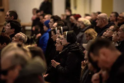 W liturgiczne święto św. Jana Apostoła i Ewangelisty, w katedrze rzeszowskiej duchowni i świeccy modlili się w intencji bp. Jana Wątroby. Eucharystię, której przewodniczył Solenizant, koncelebrowali: bp Kazimierz Górny, bp Edward Białogłowski oraz 56 księży.  fot. Dariusz Kamiński (https://fotografiarzeszow.com.pl)