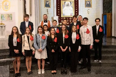 9 kwietnia w Katedrze 42 młodych osób z parafii katedralnej oraz 14 parafii Matki Bożej Częstochowskiej w Rzeszowie (Drabinianka) otrzymało sakrament bierzmowania, którego udzielił bp Jan Wątroba.
Przygotowania młodzieży trwały 2 lata, a odbywały się pod okiem ks. Krzysztofa, ks. Pawła, ks. Szczepana, s. Ewy oraz pani Agnieszki i obejmowały m.in. katechezy, spotkania formacyjne, a także przystąpienie do sakramentu pokuty. We wtorkowy wieczór kandydaci wraz ze swoimi świadkami, rodzicami, chrzestnymi czy też dziadkami zgromadzili się w Katedrze, by prosić o dary Ducha Świętego, umacniające w mężnym wyznawaniu wiary i postępowaniu według jej zasad.
Wszystkich zgromadzonych w świątyni przywitał ks. Krzysztof Gołąbek – proboszcz parafii katedralnej. Mszę Świętą koncelebrowali także ks. Tadeusz Pindara – proboszcz parafii Matki Bożej Częstochowskiej oraz kapłani posługujący w obydwu parafiach.
Następnie prośbę o udzielenie sakramentu bierzmowania zgromadzonym młodym oraz o modlitwę skierowali do Księdza Biskupa rodzice kandydatów.
W homilii bp Jan zachęcił młodych, aby w tym wyjątkowym dniu obrali Ducha Świętego za życiowego przewodnika towarzszącego im przy ważnych wyborach czy podchodzeniu do egzaminów – także tych życiowych. Wyjaśnił również znaczenie imienia Ducha Świętego – Paraklet – które tłumaczone z jęz. greckiego oznacza obrońcę, adwokata – nigdy prokuratora, nawet nie sędziego.
Będziecie moimi świadkami, gdy was umocni Duch Święty – mówi Pan Jezus. Niech nie będzie niedzieli i uroczystości bez udziału we Mszy Świętej – to jest moment dawania świadectwa. Właśnie przez zaangażowane, pełne uczestnictwo w najpiękniejszej modlitwie, jaką ma Kościół, czyli w Mszy Świętej, zdacie egzamin ze swojej dojrzałości chrześcijańskiej.
Na koniec celebrans odwołał się do obchodzonej poprzedniego dnia Uroczystości Zwiastowania Pańskiego i postawy Maryi wobec planu Bożego w Jej życiu oraz drogi, przez którą prowadził Ją Duch Święty. Podkreślił, że właśnie Maryja uczy, jak być uczennicą Ducha Świętego.
Po homilii miało miejsce odnowienie przyrzeczeń chrzcielnych. Następnie odbyła się najważniejsza część uroczystości – modlitwa Księdza Biskupa oraz namaszczenie krzyżmem każdego kandydata.
Sakrament bierzmowania jest koniecznym dopełnieniem sakramentu chrztu i wiąże się również z obraniem konkretnego patrona, którego życie i przymioty są wzorem dla młodego człowieka otrzymującego Ducha Świętego. Kandydat do bierzmowania ma więc okazję wybrać sobie świętego czy błogosławionego, którego droga do świętości najbardziej go zachwyciła. Może być to patron, którego imię nosi już od chrztu; może też wybrać sobie drugiego patrona. 
W związku z tym podczas namaszczenia krzyżmem biskup zwraca się do bierzmowanego nowo wybranym imieniem.
Po liturgii sakramentu bierzmowania miała miejsce modlitwa powszechna i liturgia eucharystyczna. Na koniec młodzi złożyli podziękowania Księdzu Biskupowi, Księżom Proboszczom oraz wszystkim, którzy poprzez swój wkład, posługę i zaangażowanie przyczynili się do przygotowania oraz przeżycia tej wyjątkowej uroczystości. Pamiątką było wspólne zdjęcie po zakończonej Mszy Świętej.
Posługę muzyczną w czasie uroczystości pełniła Katedralna Schola Liturgiczna pod dyrekcją ks. Juliana Wybrańca.

fot. Leszek Drzał
