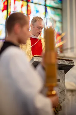 „Na swoje życie i swoje kapłaństwo trzeba popatrzeć w świetle Bożej miłości. Inaczej go nie pojmiemy ani my, ani ci, którzy będą na nas patrzeć” – mówił bp Jan Wątroba podczas Mszy św. z udzieleniem święceń prezbiteratu. 4 czerwca 2022 r. w kościele katedralnym jedenastu diakonów diecezji rzeszowskiej przyjęło sakrament kapłaństwa.
Do grona neoprezbiterów diecezji rzeszowskiej należą: ks. Sebastian Bełz z parafii w Nienadówce, ks. Krzysztof Lampart z parafii w Rudnej Wielkiej, ks. Mateusz Łachmanek z parafii w Lipinkach, ks. Karol Migut z parafii w Jasionce, ks. Marcin Murawski z parafii katedralnej w Rzeszowie, ks. Adrian Pazdan z parafii w Zagorzycach, ks. Tomasz Sienicki z parafii w Bieździedzy, ks. Dominik Świeboda z parafii w Palikówce, ks. Piotr Wąsacz z parafii bł. Władysława Findysza w Rzeszowie, ks. Mateusz Wojtuń z parafii w Święcanach oraz ks. Wiktor Zoła z parafii w Cieklinie.
Mszy św. przewodniczył i święceń udzielił bp Jan Wątroba. Eucharystię koncelebrowało około osiemdziesięciu księży, m.in: przełożeni Wyższego Seminarium Duchownego w Rzeszowie oraz proboszczowie i wikariusze z parafii rodzinnych neoprezbiterów. W Mszy św. uczestniczył abp Edward Nowak, bp Kazimierz Górny i bp Edward Białogłowski.
Zebranych w kościele katedralnym powitał ks. Krzysztof Gołąbek, proboszcz parafii.
W homilii bp Jan Wątroba nawiązał do słów z Ewangelii według św. Jana w których Chrystus tłumaczy co to znaczy być dobrym pasterzem. „Być kapłanem w Kościele Chrystusowym to znaczy mieć udział w Jego pasterskiej misji i stale upodabniać się do Dobrego Pasterza, który zna owce, karmi je, broni i jest gotów oddać życie dla ich dobra” – mówił hierarcha.
Po homilii odbył się obrzędy święceń: przyrzeczenie czci i posłuszeństwa Biskupowi Ordynariuszowi, Litania do Wszystkich Świętych podczas której kandydaci leżeli krzyżem, nałożenie rąk, modlitwa święceń oraz namaszczenie rąk krzyżmem i wręczenie chleba i wina. Podczas Liturgii Eucharystycznej nowo wyświęceni po raz pierwszy wyciągnęli dłonie nad chlebem i winem wypowiadając słowa konsekracji.
Na zakończenie Mszy św. ks. Tomasz Sienicki, podziękował w imieniu nowo wyświęconych wszystkim, którzy przyczynili się do przygotowania ich do kapłaństwa. Słowa wdzięczności, m.in. przełożonym Wyższego Seminarium Duchownego w Rzeszowie i rodzicom neoprezbiterów, wypowiedział bp Jan Wątroba. 
W drodze do zakrystii neoprezbiterzy zatrzymali się przy figurze Matki Bożej Fatimskiej zawierzając swoje kapłaństwo Matce Bożej.
W niedzielę, 5 czerwca, w Uroczystość Zesłania Ducha Świętego, neoprezbiterzy będą sprawować w swoich rodzinnych parafiach uroczyste Msze św. prymicyjne, a w najbliższych tygodniach otrzymają skierowania do parafii.

Fot. ks. Jakub Nagi oraz biala-wrona.pl
