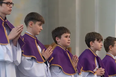 W IV Niedzielę Wielkiego Postu, podczas Mszy Świętej o godz. 12:00, ks. Krzysztof Gołąbek – proboszcz naszej Katedry, przyjął do grona Liturgicznej Służby Ołtarza dziesięciu nowych ministrantów! Po odpowiednim przygotowaniu, pod czujnym okiem ks. Pawła Wójcika oraz animatorów, chłopcy otrzymali stopień ministranta choralisty – po raz pierwszy założyli kołnierzyki i otrzymali legitymacje ministranckie. To wyjątkowy moment i ogromna radość dla naszej wspólnoty! 
Serdecznie gratulujemy chłopcom odwagi oraz życzymy wytrwałości w tej pięknej służbie przy Ołtarzu Pana Jezusa. 
Jeśli chcesz dołączyć do grona ministrantów – serdecznie zapraszamy! Zainteresowanych prosimy o kontakt z ks. Pawłem Wójcikiem.
 fot. Joanna Prasoł