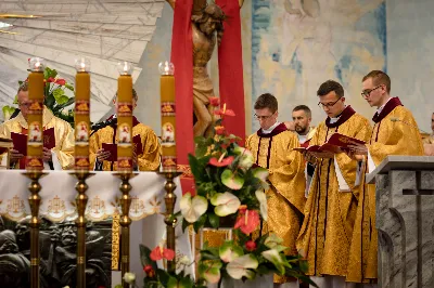 „Na swoje życie i swoje kapłaństwo trzeba popatrzeć w świetle Bożej miłości. Inaczej go nie pojmiemy ani my, ani ci, którzy będą na nas patrzeć” – mówił bp Jan Wątroba podczas Mszy św. z udzieleniem święceń prezbiteratu. 4 czerwca 2022 r. w kościele katedralnym jedenastu diakonów diecezji rzeszowskiej przyjęło sakrament kapłaństwa.
Do grona neoprezbiterów diecezji rzeszowskiej należą: ks. Sebastian Bełz z parafii w Nienadówce, ks. Krzysztof Lampart z parafii w Rudnej Wielkiej, ks. Mateusz Łachmanek z parafii w Lipinkach, ks. Karol Migut z parafii w Jasionce, ks. Marcin Murawski z parafii katedralnej w Rzeszowie, ks. Adrian Pazdan z parafii w Zagorzycach, ks. Tomasz Sienicki z parafii w Bieździedzy, ks. Dominik Świeboda z parafii w Palikówce, ks. Piotr Wąsacz z parafii bł. Władysława Findysza w Rzeszowie, ks. Mateusz Wojtuń z parafii w Święcanach oraz ks. Wiktor Zoła z parafii w Cieklinie.
Mszy św. przewodniczył i święceń udzielił bp Jan Wątroba. Eucharystię koncelebrowało około osiemdziesięciu księży, m.in: przełożeni Wyższego Seminarium Duchownego w Rzeszowie oraz proboszczowie i wikariusze z parafii rodzinnych neoprezbiterów. W Mszy św. uczestniczył abp Edward Nowak, bp Kazimierz Górny i bp Edward Białogłowski.
Zebranych w kościele katedralnym powitał ks. Krzysztof Gołąbek, proboszcz parafii.
W homilii bp Jan Wątroba nawiązał do słów z Ewangelii według św. Jana w których Chrystus tłumaczy co to znaczy być dobrym pasterzem. „Być kapłanem w Kościele Chrystusowym to znaczy mieć udział w Jego pasterskiej misji i stale upodabniać się do Dobrego Pasterza, który zna owce, karmi je, broni i jest gotów oddać życie dla ich dobra” – mówił hierarcha.
Po homilii odbył się obrzędy święceń: przyrzeczenie czci i posłuszeństwa Biskupowi Ordynariuszowi, Litania do Wszystkich Świętych podczas której kandydaci leżeli krzyżem, nałożenie rąk, modlitwa święceń oraz namaszczenie rąk krzyżmem i wręczenie chleba i wina. Podczas Liturgii Eucharystycznej nowo wyświęceni po raz pierwszy wyciągnęli dłonie nad chlebem i winem wypowiadając słowa konsekracji.
Na zakończenie Mszy św. ks. Tomasz Sienicki, podziękował w imieniu nowo wyświęconych wszystkim, którzy przyczynili się do przygotowania ich do kapłaństwa. Słowa wdzięczności, m.in. przełożonym Wyższego Seminarium Duchownego w Rzeszowie i rodzicom neoprezbiterów, wypowiedział bp Jan Wątroba. 
W drodze do zakrystii neoprezbiterzy zatrzymali się przy figurze Matki Bożej Fatimskiej zawierzając swoje kapłaństwo Matce Bożej.
W niedzielę, 5 czerwca, w Uroczystość Zesłania Ducha Świętego, neoprezbiterzy będą sprawować w swoich rodzinnych parafiach uroczyste Msze św. prymicyjne, a w najbliższych tygodniach otrzymają skierowania do parafii.

Fot. ks. Jakub Nagi oraz biala-wrona.pl
