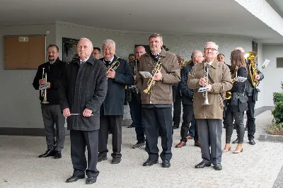 O świcie w Niedzielę Zmartwychwstania została odprawiona uroczysta Mszy św. w rzeszowskiej katedrze. Eucharystię poprzedziła procesja rezurekcyjna z Najświętszym Sakramentem. W oprawie muzycznej celebracji wziął udział katedralny chór chłopięco-męski Pueri Cantores Resovienses oraz katedralna orkiestra dęta.
Dnia 31 marca 2024 r. o godz. 6 w rzeszowskiej katedrze na rozpoczęcie procesji rezurekcyjnej rozbrzmiało zawołanie: „Chrystus zmartwychwstał, prawdziwie zmartwychwstał”. Wyrazem radości paschalnej była procesja z Najświętszym Sakramentem dokoła katedry z udziałem licznie zgromadzonych wiernych, straży grobowej i orkiestry dętej.
Po zakończonej procesji, została odprawiona uroczysta Eucharystia pod przewodnictwem ks. Krzysztofa Gołąbka, prepozyta rzeszowskiej kapituły katedralnej i proboszcza miejscowej wspólnoty parafialnej. Homilię wygłosił ks. Michał Rurak, penitencjarz kapituły, który zachęcał do zgłębiania tajemnicy zmartwychwstania.

„Zmartwychwstania jest czymś jedynym i wyjątkowym w swoim rodzaju. Łatwo napisać i powiedzieć czym zmartwychwstanie nie jest. Ale napisać i powiedzieć czym zmartwychwstanie jest, to zadanie na całe życie, i to nie tylko dla teologa czy księdza. To zadanie dla każdego z nas. Najważniejsze zadanie w życiu, bo ono zdecyduje co z nami będzie” – mówił kaznodzieja.
Ks. Rurak ukazał konsekwencje zmartwychwstania Chrystusa dla każdego wierzącego w kontekście całej historii Boga i człowieka. Mówił: „Zmartwychwstanie nie dotyczy tylko przyszłości, czasu po śmierci. Ono ma także znaczenie dla naszej doczesności. Bo skoro życie ma prowadzić do Zmartwychwstania, to znaczy, że ma wartość samo w sobie, że trzeba je szanować i jak najlepiej przeżyć.”
Na zakończenie Eucharystii transmitowanej przez katolickie Radio „VIA”, katedralny chór chłopięco-męski Pueri Cantores Resovienses pod dyrekcją Aleksandry Fiołek-Matuszewskiej wykonał uroczyste „Alleluja” z oratorium G.F. Haendla. Po zakończonej Mszy św. rezurekcyjnej katedralna orkiestra dęta pod batutą Tadeusza Cielaka odegrała radosne utwory wielkanocne. fot. Joanna Prasoł