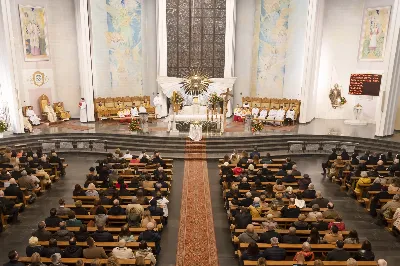 16 kwietnia 2022 r. bp Jan Wątroba przewodniczył liturgii Wigilii Paschalnej w naszej Katedrze. Podczas Mszy Świętej trzy osoby: Justyna, Anna i Nikola przyjęły sakrament chrztu, bierzmowania i Eucharystii.
fot. Joanna Prasoł