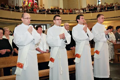 Z pomocą Pana Boga i naszego Zbawiciela, Jezusa Chrystusa, wybieramy tych naszych braci do stanu prezbiteratu”. Tymi słowami, zawartymi w obrzędach święceń, 26 maja br. bp Kazimierz Górny przyjął do grona kapłanów siedemnastu diakonów z Wyższego Seminarium Duchownego w Rzeszowie.
Uroczystą Mszę św. z udzieleniem sakramentu święceń koncelebrowało 110 kapłanów. W homilii Ksiądz Biskup spośród wielu cech, którymi powinien odznaczać się kapłan, wyróżnił wierność Chrystusowi. Odniósł się do obecnych realiów, w których przyjdzie posługiwać neoprezbiterom, a wobec nowych wymagań współczesności, Ksiądz Biskup postawił im za wzór postacie św. Józefa Sebastiana Pelczara oraz błogosławionych kapłanów pochodzących z terenu naszej diecezji: Jana Balickiego, Władysława Findysza, Romana Sitko i Józefa Kowalskiego.
Obrzędy święceń rozpoczęły się po homilii. Najpierw diakoni złożyli przyrzeczenie czci i posłuszeństwa wobec biskupa i jego następców. Następnie wszyscy zgromadzeni, śpiewając Litanię do Wszystkich Świętych, prosili o wylanie Ducha Świętego na kandydatów do prezbiteratu, którzy w tym momencie modlili się leżąc krzyżem. Kluczowym momentem liturgii święceń było nałożenie rąk na głowy diakonów przez Księdza Biskupa i prezbiterów oraz odmówienie modlitwy konsekracyjnej. Od tej chwili diecezja rzeszowska wzbogaciła się o nowych siedemnastu kapłanów, którzy po raz pierwszy celebrowali Eucharystię ze swoim biskupem. Po jej zakończeniu, powierzyli całe swoje kapłańskie życie opiece Maryi - Matce kapłanów.
Dzień święceń kapłańskich jest uroczystością dla całej diecezji. Bowiem tych siedemnastu nowych księży, którzy poświęcili całe swoje życie na ofiarną służbę Bogu, Kościołowi i Ojczyźnie, stanowi wyjątkowo radosny prezent nie tylko dla ich Matek, które obchodziły tego dnia swoje święto, ale są oni darem dla całego Kościoła i diecezji rzeszowskiej, w której będą posługiwać. Neoprezbiterzy pod koniec czerwca otrzymają skierowanie na zastępstwa w parafiach diecezji, a od końca sierpnia rozpoczną pracę jako wikariusze na swoich pierwszych placówkach.

Święcenia przyjęli:

ks. Grzegorz Białoń z Małastowa
ks. Wojciech Chrostowski z Gorlic (Fara)
ks. Mirosław Dziadosz z Jasła (Chrystus Król)
ks. Paweł Gąsior z Rożnowic
ks. Mirosław Głowacki z Chmielowa (diec. sandomierska)
ks. Damian Jacek z Czudca
ks. Mirosław Kardaś ze Strzyżowa (św. J. S. Pelczara)
ks. Tomasz Kołodziej z Trzebosi
ks. Filip Mikuła z Rzeszowa (Katedra)
ks. Mateusz Mycek z Sędziszowa Małopolskiego (Fara)
ks. Marcin Pokrywka z Przeworska (Ojcowie Bernardyni, diec. przemyska)
ks. Nikodem Rybczyk z Gorlic (Fara)
ks. Tomasz Ryczek z Turzy (diec. tarnowska)
ks. Paweł Sikora z Rzeszowa (Zwięczyca - św. Józefa)
ks. Krzysztof Wilczkiewicz z Gorlic (Glinik)
ks. Tomasz Wójcik z Niewodnej
ks. Julian Wybraniec z Rzeszowa (św. Rocha)