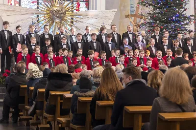 W niedzielę Chrztu Pańskiego w Katedrze Rzeszowskiej wybrzmiały najpiękniejsze polskie kolędy i pastorałki wykonane przez Katedralny Chór Chłopięco-Męski Pueri Cantores Resovienses pod dyrekcją Marcina Florczaka. Chór miał okazję wystąpić kilkukrotnie w Katedrze w czasie liturgicznego okresu Bożego Narodzenia uświetniając swym śpiewem obchodzone uroczystości. Miało to miejsce podczas mszy świętych w niedzielę Świętej Rodziny, w święto św. Jana Apostoła z okazji imienin księdza biskupa Jana Wątroby oraz w uroczystość Objawienia Pańskiego z okazji kolejnej rocznicy przyjęcia sakry biskupiej przez księży biskupów Kazimierza Górnego i Edwarda Białogłowskiego. W ubiegłą niedzielę (9.01) po Mszy Świętej o godz. 12:00 można było znów usłyszeć wiele pięknych, znanych polskich kolęd w wykonaniu chóru, m. in. Bóg się rodzi, Tryumfy Króla Niebieskiego, Przybieżeli do Betlejem czy Cicha noc. Wybrzmiały także mniej znane, ale równie piękne pastorałki: Cicho, cicho pastuszkowie w wykonaniu solisty Eryka Chudzika czy Kołysanka Józefa w wykonaniu solisty Tomasza Nowaka. Solową partią popisał się także Jan Żmuda  w kolędzie Jezus malusieńki. Solistom akompaniował na pianinie chórzysta Maksymilian Rogóż. Chór wykonał także po dwa utwory na głosy męskie (W żłobie leży i Mizerna cicha) oraz na głosy dziecięce (Gore gwiazda i My też pastuszkowie).  Kolędowanie wpisuje się zarówno w kanon liturgii Kościoła katolickiego, jak i w naszą narodową tradycję. Dlatego wszyscy chętnie słuchają tych utworów, jednocześnie włączając się we wspólny śpiew. Także tym razem na zakończenie spotkania Panu Dyrygentowi udało się porwać zgromadzonych wiernych do wspólnego wykonania kolędy Wśród nocnej ciszy. Działalność Katedralnego Chóru Chłopięco-Męskiego Pueri Cantores Resovienses można wesprzeć przekazując 1% podatku na OPP Katolickie Towarzystwo Śpiewacze KRS 0000050601 lub wpłacając darowiznę na cele statutowe na konto bankowe podane na stronie resovienses.org. Beata Świerad fot. Joanna Prasoł