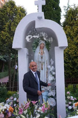 W sobotę 12 maja o godz.19.00 w ramach corocznych nabożeństw majowych przy kapliczkach osiedlowych w naszej parafii, przy ul. Cichej przy figurze Matki Bożej modlitwy poprowadził ks. Krzysztof Gołąbek - proboszcz Katedry. Kantorem był organista Wiesław Siewierski. fot. Rafał Waszczak