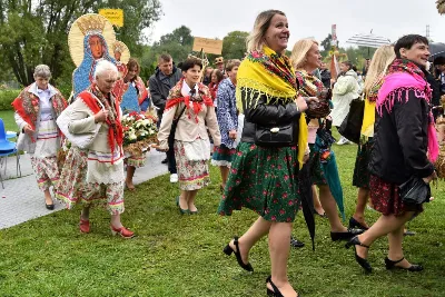 W niedzielę 29 sierpnia 2021 r. w Parku Papieskim w Rzeszowie odbyły się Dożynki Diecezjalne. Mimo deszczowej pogody do Parku Papieskiego przyjechało 57 delegacji z parafii diecezji rzeszowskiej z 65 wieńcami. Tegoroczną obsługę dożynek, w tym przygotowanie liturgii, zapewnili wierni i duszpasterze z dekanatu Rzeszów Wschód. Przed Mszą św. członkowie Stowarzyszenia Przyjaciół Ziemi Słocińskiej zaprezentowali program słowno-muzyczny. Podczas Mszy św. wystąpił chór z parafii św. Rocha w Rzeszowie pod dyrekcją Krzysztofa Husa oraz Gminna Orkiestra Dęta z Krasnego. Przed rozpoczęciem Mszy św. ks. Jerzy Uchman, diecezjalny duszpasterz rolników, przywitał przybyłych do Rzeszowa rolników, ogrodników, sadowników i pszczelarzy, wśród nich starostów dożynek: Marka Leśniewskiego i Teresę Kilar z parafii św. Rocha w Rzeszowie. Mszy św. przewodniczył bp Jan Wątroba. W koncelebrze uczestniczył bp Kazimierz Górny, ks. Wiesław Szurek oraz blisko dwudziestu księży. W długiej procesji z darami do ołtarza podeszły delegacje wszystkich obecnych parafii przynosząc chleby, wino, miód i owoce. Na zakończenie liturgii Biskup Rzeszowski pobłogosławił przyniesione płody ziemi. Po błogosławieństwie poszczególne delegacje, przedstawiane przez ks. Rafała Flaka, dyrektora Wydziału Duszpasterskiego Kurii Diecezjalnej w Rzeszowie, zaprezentowały swoje wieńce.  Fot. ks. Tomasz Nowak