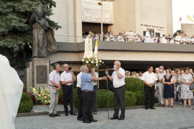 We wtorek 13 lipca przeżywaliśmy uroczyste Nabożeństwo Fatimskie. Naszym modlitwom przewodniczył ks. Patryk Chmielewski SDB. O godz. 18.40 zostały przedstawione prośby i podziękowania do Matki Bożej Fatimskiej, w intencji których sprawowana była także Msza Święta. Po Mszy Świętej wyruszyła procesja z figurą Matki Bożej. Nabożeństwo zakończył Apel Jasnogórski. fot. Joanna Prasoł