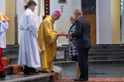 W piątek (16 czerwca) obchodziliśmy uroczystość Najświętszego Serca Pana Jezusa – dzień odpustu w Katedrze Rzeszowskiej. O godz. 18.00 została odprawiona uroczysta Msza Święta, której przewodniczył bp Jan Wątroba. Po Mszy Świętej Biskup poświęcił tablicę upamiętniającą życie i dzieło śp. Ks. Infułata Stanisława Maca. 
Po jego śmierci w 2020 roku, Ksiądz Proboszcz Krzysztof Gołąbek wraz z Parafialną Radą Duszpasterską postanowił stworzyć tablicę pamiątkową poświęconą śp. Księdzu Infułatowi. 
Istnieje już takowa poświęcona budowniczym i architektom, przygotowana jeszcze za życia ks. Maca, przez Niego zaprojektowana i umieszczona na Jego prośbę w szeregu pamiątkowych tablic przed wejściem do dolnego kościoła, ale chciano upamiętnić osobę i dzieło tej świątyni tablicą bardziej okazałą przy wejściu głównym. W szafie z pamiątkami po Ks. Infułacie odnaleziono wyzłocone serce i tak zrodziła się myśl, by umieścić to serce w pamiątkowej tablicy jako symbol wiary tego kapłana, jego czci wobec Bożego Serca i troski o świątynię dedykowaną Najświętszemu Sercu Pana Jezusa.
W książce pt. „Komu bije Dzwon Wolności” ks. Stanisław Mac zapisał: „Staram się zgodnie z testamentem zawartym w akcie erekcyjnym pod budowę kościoła, aby w tej świątyni po wsze czasy rozkwitał kult do Najświętszego Serca Pana Jezusa jako źródła miłości i dobroci”. 
Niech ta tablica będzie wyrazem naszej czci i pamięci wobec osoby Ks. Infułata, Jego dzieła i poświęcenia dla chwały Bożego Serca.
fot. Joanna Prasoł