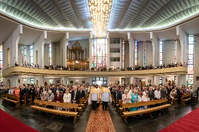 „Na swoje życie i swoje kapłaństwo trzeba popatrzeć w świetle Bożej miłości. Inaczej go nie pojmiemy ani my, ani ci, którzy będą na nas patrzeć” – mówił bp Jan Wątroba podczas Mszy św. z udzieleniem święceń prezbiteratu. 4 czerwca 2022 r. w kościele katedralnym jedenastu diakonów diecezji rzeszowskiej przyjęło sakrament kapłaństwa.
Do grona neoprezbiterów diecezji rzeszowskiej należą: ks. Sebastian Bełz z parafii w Nienadówce, ks. Krzysztof Lampart z parafii w Rudnej Wielkiej, ks. Mateusz Łachmanek z parafii w Lipinkach, ks. Karol Migut z parafii w Jasionce, ks. Marcin Murawski z parafii katedralnej w Rzeszowie, ks. Adrian Pazdan z parafii w Zagorzycach, ks. Tomasz Sienicki z parafii w Bieździedzy, ks. Dominik Świeboda z parafii w Palikówce, ks. Piotr Wąsacz z parafii bł. Władysława Findysza w Rzeszowie, ks. Mateusz Wojtuń z parafii w Święcanach oraz ks. Wiktor Zoła z parafii w Cieklinie.
Mszy św. przewodniczył i święceń udzielił bp Jan Wątroba. Eucharystię koncelebrowało około osiemdziesięciu księży, m.in: przełożeni Wyższego Seminarium Duchownego w Rzeszowie oraz proboszczowie i wikariusze z parafii rodzinnych neoprezbiterów. W Mszy św. uczestniczył abp Edward Nowak, bp Kazimierz Górny i bp Edward Białogłowski.
Zebranych w kościele katedralnym powitał ks. Krzysztof Gołąbek, proboszcz parafii.
W homilii bp Jan Wątroba nawiązał do słów z Ewangelii według św. Jana w których Chrystus tłumaczy co to znaczy być dobrym pasterzem. „Być kapłanem w Kościele Chrystusowym to znaczy mieć udział w Jego pasterskiej misji i stale upodabniać się do Dobrego Pasterza, który zna owce, karmi je, broni i jest gotów oddać życie dla ich dobra” – mówił hierarcha.
Po homilii odbył się obrzędy święceń: przyrzeczenie czci i posłuszeństwa Biskupowi Ordynariuszowi, Litania do Wszystkich Świętych podczas której kandydaci leżeli krzyżem, nałożenie rąk, modlitwa święceń oraz namaszczenie rąk krzyżmem i wręczenie chleba i wina. Podczas Liturgii Eucharystycznej nowo wyświęceni po raz pierwszy wyciągnęli dłonie nad chlebem i winem wypowiadając słowa konsekracji.
Na zakończenie Mszy św. ks. Tomasz Sienicki, podziękował w imieniu nowo wyświęconych wszystkim, którzy przyczynili się do przygotowania ich do kapłaństwa. Słowa wdzięczności, m.in. przełożonym Wyższego Seminarium Duchownego w Rzeszowie i rodzicom neoprezbiterów, wypowiedział bp Jan Wątroba. 
W drodze do zakrystii neoprezbiterzy zatrzymali się przy figurze Matki Bożej Fatimskiej zawierzając swoje kapłaństwo Matce Bożej.
W niedzielę, 5 czerwca, w Uroczystość Zesłania Ducha Świętego, neoprezbiterzy będą sprawować w swoich rodzinnych parafiach uroczyste Msze św. prymicyjne, a w najbliższych tygodniach otrzymają skierowania do parafii.

Fot. ks. Jakub Nagi oraz biala-wrona.pl
