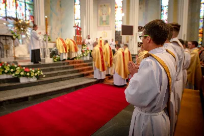 „Na swoje życie i swoje kapłaństwo trzeba popatrzeć w świetle Bożej miłości. Inaczej go nie pojmiemy ani my, ani ci, którzy będą na nas patrzeć” – mówił bp Jan Wątroba podczas Mszy św. z udzieleniem święceń prezbiteratu. 4 czerwca 2022 r. w kościele katedralnym jedenastu diakonów diecezji rzeszowskiej przyjęło sakrament kapłaństwa.
Do grona neoprezbiterów diecezji rzeszowskiej należą: ks. Sebastian Bełz z parafii w Nienadówce, ks. Krzysztof Lampart z parafii w Rudnej Wielkiej, ks. Mateusz Łachmanek z parafii w Lipinkach, ks. Karol Migut z parafii w Jasionce, ks. Marcin Murawski z parafii katedralnej w Rzeszowie, ks. Adrian Pazdan z parafii w Zagorzycach, ks. Tomasz Sienicki z parafii w Bieździedzy, ks. Dominik Świeboda z parafii w Palikówce, ks. Piotr Wąsacz z parafii bł. Władysława Findysza w Rzeszowie, ks. Mateusz Wojtuń z parafii w Święcanach oraz ks. Wiktor Zoła z parafii w Cieklinie.
Mszy św. przewodniczył i święceń udzielił bp Jan Wątroba. Eucharystię koncelebrowało około osiemdziesięciu księży, m.in: przełożeni Wyższego Seminarium Duchownego w Rzeszowie oraz proboszczowie i wikariusze z parafii rodzinnych neoprezbiterów. W Mszy św. uczestniczył abp Edward Nowak, bp Kazimierz Górny i bp Edward Białogłowski.
Zebranych w kościele katedralnym powitał ks. Krzysztof Gołąbek, proboszcz parafii.
W homilii bp Jan Wątroba nawiązał do słów z Ewangelii według św. Jana w których Chrystus tłumaczy co to znaczy być dobrym pasterzem. „Być kapłanem w Kościele Chrystusowym to znaczy mieć udział w Jego pasterskiej misji i stale upodabniać się do Dobrego Pasterza, który zna owce, karmi je, broni i jest gotów oddać życie dla ich dobra” – mówił hierarcha.
Po homilii odbył się obrzędy święceń: przyrzeczenie czci i posłuszeństwa Biskupowi Ordynariuszowi, Litania do Wszystkich Świętych podczas której kandydaci leżeli krzyżem, nałożenie rąk, modlitwa święceń oraz namaszczenie rąk krzyżmem i wręczenie chleba i wina. Podczas Liturgii Eucharystycznej nowo wyświęceni po raz pierwszy wyciągnęli dłonie nad chlebem i winem wypowiadając słowa konsekracji.
Na zakończenie Mszy św. ks. Tomasz Sienicki, podziękował w imieniu nowo wyświęconych wszystkim, którzy przyczynili się do przygotowania ich do kapłaństwa. Słowa wdzięczności, m.in. przełożonym Wyższego Seminarium Duchownego w Rzeszowie i rodzicom neoprezbiterów, wypowiedział bp Jan Wątroba. 
W drodze do zakrystii neoprezbiterzy zatrzymali się przy figurze Matki Bożej Fatimskiej zawierzając swoje kapłaństwo Matce Bożej.
W niedzielę, 5 czerwca, w Uroczystość Zesłania Ducha Świętego, neoprezbiterzy będą sprawować w swoich rodzinnych parafiach uroczyste Msze św. prymicyjne, a w najbliższych tygodniach otrzymają skierowania do parafii.

Fot. ks. Jakub Nagi oraz biala-wrona.pl
